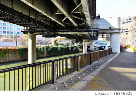 錦橋／日本橋川周辺を下流より望む(東京都千代田区)【2022.2】 86846929