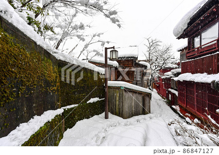 雪降る主計町茶屋街 86847127