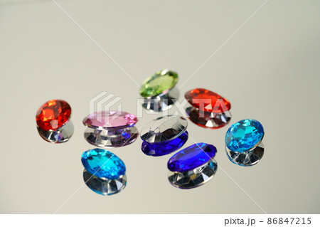 ミラーの上の装飾雑貨4 86847215