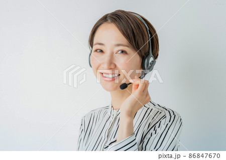 オペレーター　ヘッドセット　ビジネス　女性 86847670