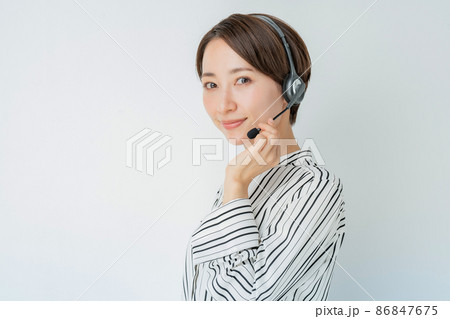 オペレーター　ヘッドセット　ビジネス　女性 86847675