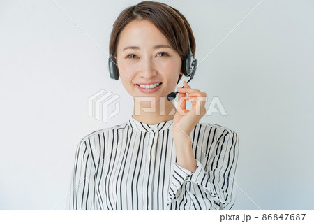 オペレーター　ヘッドセット　ビジネス　女性 86847687