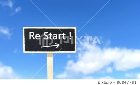 黒いプレートにRestart!の文字_青空背景 黒いプレートにRestart!の文字_青空背景 86847781