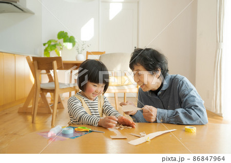 おばあちゃんと孫　3歳 86847964