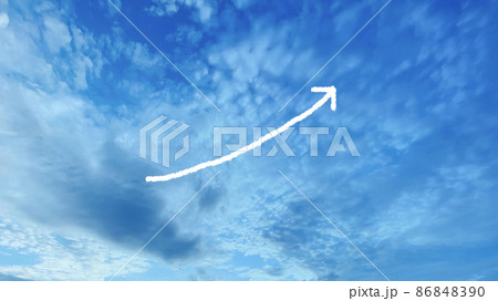 青空の上に右肩上がりの手描きの矢印_ワイド 青空の上に右肩上がりの手描きの矢印_ワイド 86848390