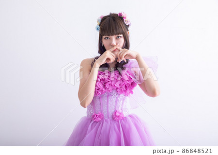 NOサインをするドレスを着た女性 dress NOサインをするドレスを着た女性 dress 86848521