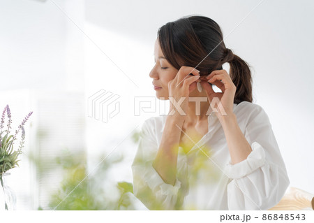 アクセサリーを身につける女性 アクセサリーを身につける女性 86848543