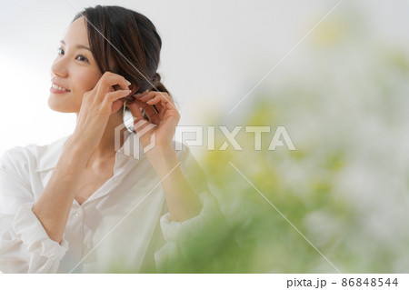 アクセサリーを身につける女性 86848544