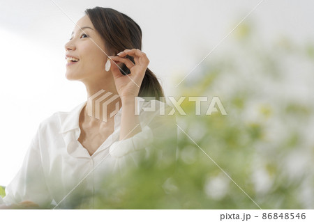 アクセサリーを身につける女性 86848546