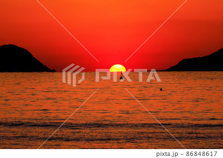 玄界灘のだるま夕日 玄界灘のだるま夕日 86848617