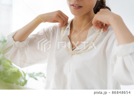 アクセサリーを身につける女性 86848654