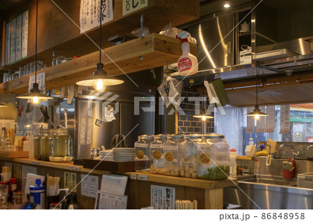 色々な物が並ぶ居酒屋のカウンター 色々な物が並ぶ居酒屋のカウンター 86848958