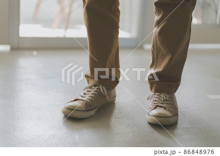 スニーカーとチノパンと若い男性 スニーカーとチノパンと若い男性 86848976