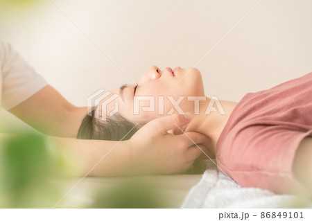 マッサージ　整体　首　リンパ 86849101