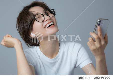 スマホを見る女性 86849355