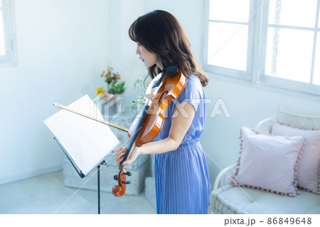 バイオリン　女性 86849648