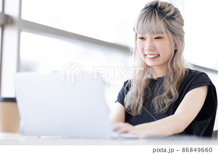 オンライン授業を受ける女子大学生 86849660