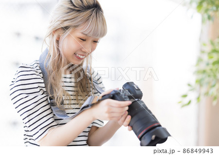 カメラ女子 液晶画面で撮影データを確認する女子大学生 カメラ女子 液晶画面で撮影データを確認する女子大学生 86849943