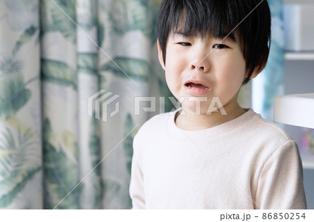 怖くて泣くアジア人の幼児	 86850254