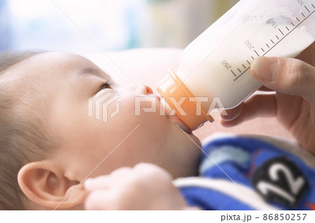 哺乳瓶からミルクを飲むアジア人の赤ちゃん 哺乳瓶からミルクを飲むアジア人の赤ちゃん 86850257