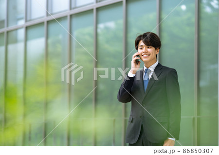 ビジネスマン　スマホ　通話 86850307