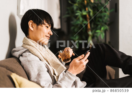 お風呂あがりのリラックスした男性 86850539