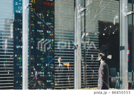 株価ボードを見る男性 86850555