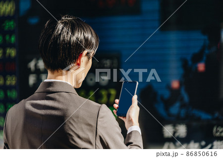 世界の市況をみる男性(手元アップ・ボディパーツ) 世界の市況をみる男性(手元アップ・ボディパーツ) 86850616