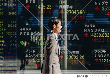 世界の株価ボードの前を通り過ぎる人 世界の株価ボードの前を通り過ぎる人 86850623