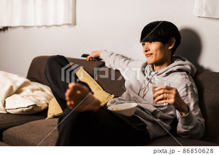 サブスクリプション（月額）のコンテンツ映像（動画）を楽しむ男性 86850628