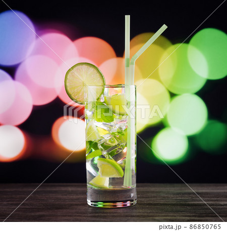 Glass of mojito cocktail on black table 86850765