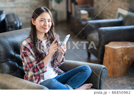 女性　スマホ　ライフスタイル　ニューノーマル 86850962
