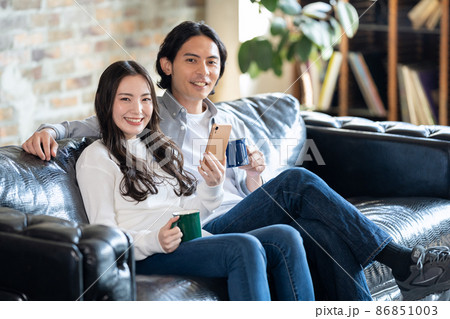 夫婦 カップル 家族 ライフスタイル リビング 夫婦 カップル 家族 ライフスタイル リビング 86851003