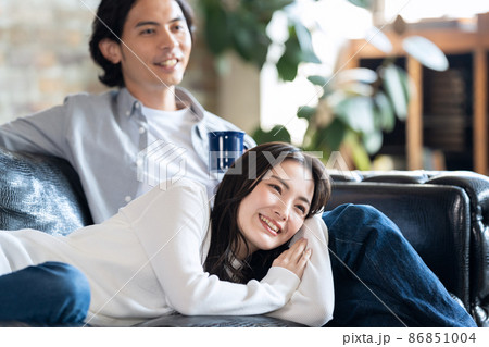 夫婦　カップル　家族　ライフスタイル　リビング 86851004