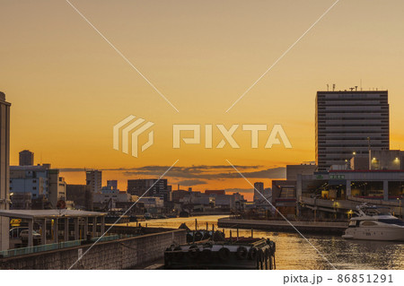 端建蔵橋から大阪市中央卸売市場付近の夕景 大阪都市風景 端建蔵橋から大阪市中央卸売市場付近の夕景 大阪都市風景 86851291