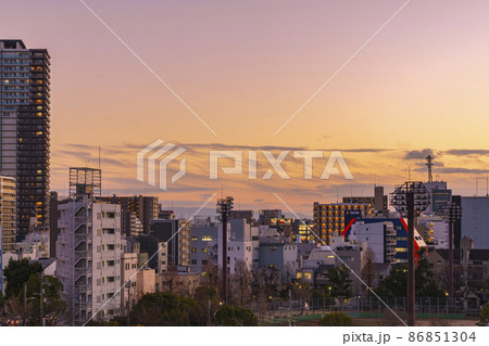 大阪市西区千代崎方面の夕景　都市風景　2022年2月 86851304