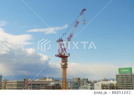 マンション・ビルの建設現場 タワークレーン マンション・ビルの建設現場 タワークレーン 86851331