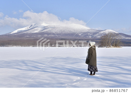 冬の北海道七飯町大沼公園で女性のポートレートと雪景色を撮影 86851767