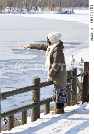 冬の北海道七飯町大沼公園で女性のポートレートと雪景色を撮影 冬の北海道七飯町大沼公園で女性のポートレートと雪景色を撮影 86851781