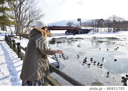 冬の北海道七飯町大沼公園で女性のポートレートと雪景色を撮影 86851785