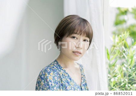 カメラ目線の若い女性　ポートレート 86852011