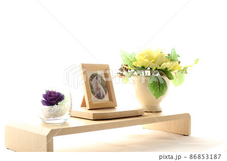 ペット供養用の祭壇手元供養物撮り白バック2 86853187