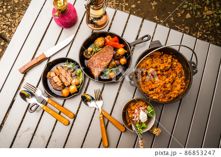 キャンプ場でランチ　Outdoor meals made at the campsite  86853247