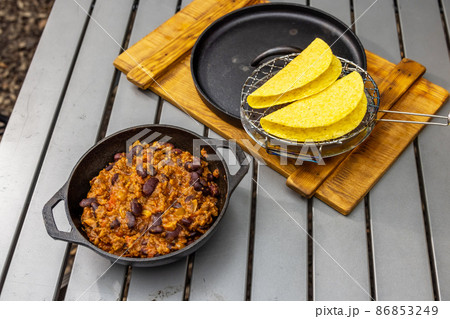 キャンプ場でランチ　Outdoor meals made at the campsite  86853249