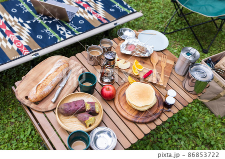 公園で食事を楽しむ 86853722