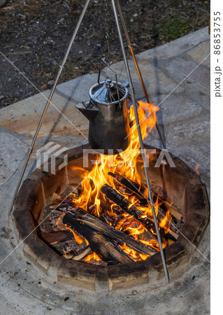 焚き火で料理のじゅんび　outdoor bonfire cooking preparation  86853755