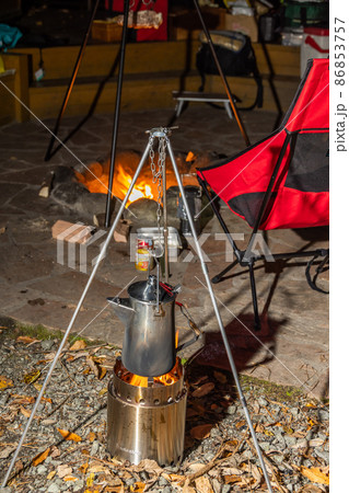 焚き火で料理のじゅんび　outdoor bonfire cooking preparation  86853757