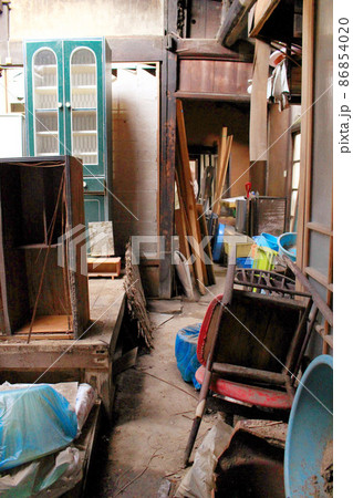 遺品整理や災害・汚部屋のイメージに［木造民家の中］ 86854020