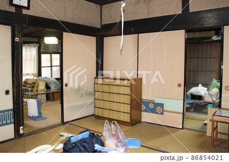 遺品整理や災害・汚部屋のイメージに［木造民家の中］ 86854021