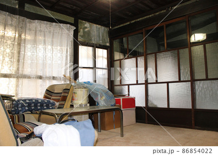 遺品整理や災害・汚部屋のイメージに［木造民家の中］ 86854022